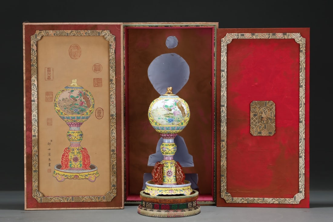 An Exquisite Famille-Rose Yellow Ground Flower and Bird Pattern Lotus Pattern Hatstand: An Exquisite Famille-Rose Yellow Ground Flower and Bird Pattern Lotus Pattern HatstandQing Dynasty, China, Yongzheng Four-character MarkSize:12inx5.2in,粉彩黄地花鸟