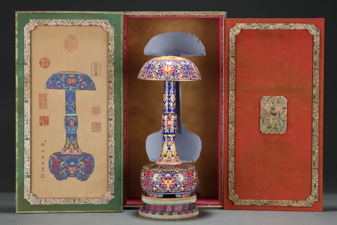 An Exquisite Famille-Rose Blue Ground Lotus Pattern Bats and Peach Pattern Hatstand: An Exquisite Famille-Rose Blue Ground Lotus Pattern Bats and Peach Pattern HatstandQing Dynasty, China, Yongzheng Four-character MarkSize:14.5inx6.7in,粉彩蓝地缠枝&