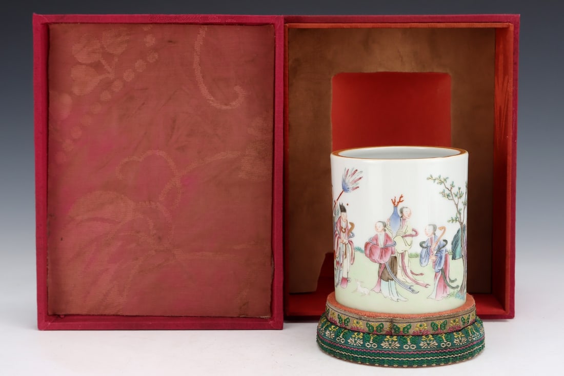 An Exquisite Famille-Rose Character and Story Pattern Brush Pot: An Exquisite Famille-Rose Character and Story Pattern Brush PotQing Dynasty,