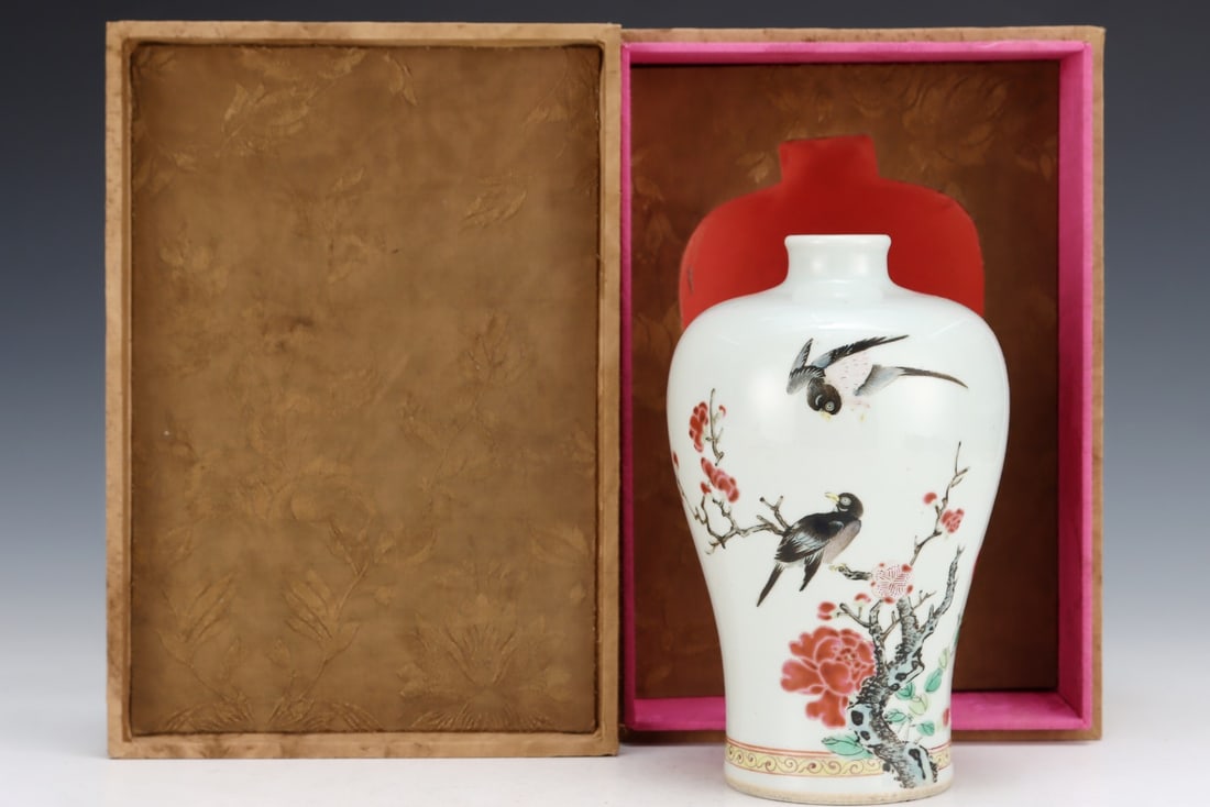 An Exquisite Famille-Rose Flower and Bird Pattern Vase: An Exquisite Famille-Rose Flower and Bird Pattern VaseQing Dynasty, China,Size:7.4inx4.6in,粉彩花鸟纹瓶,中国清代,