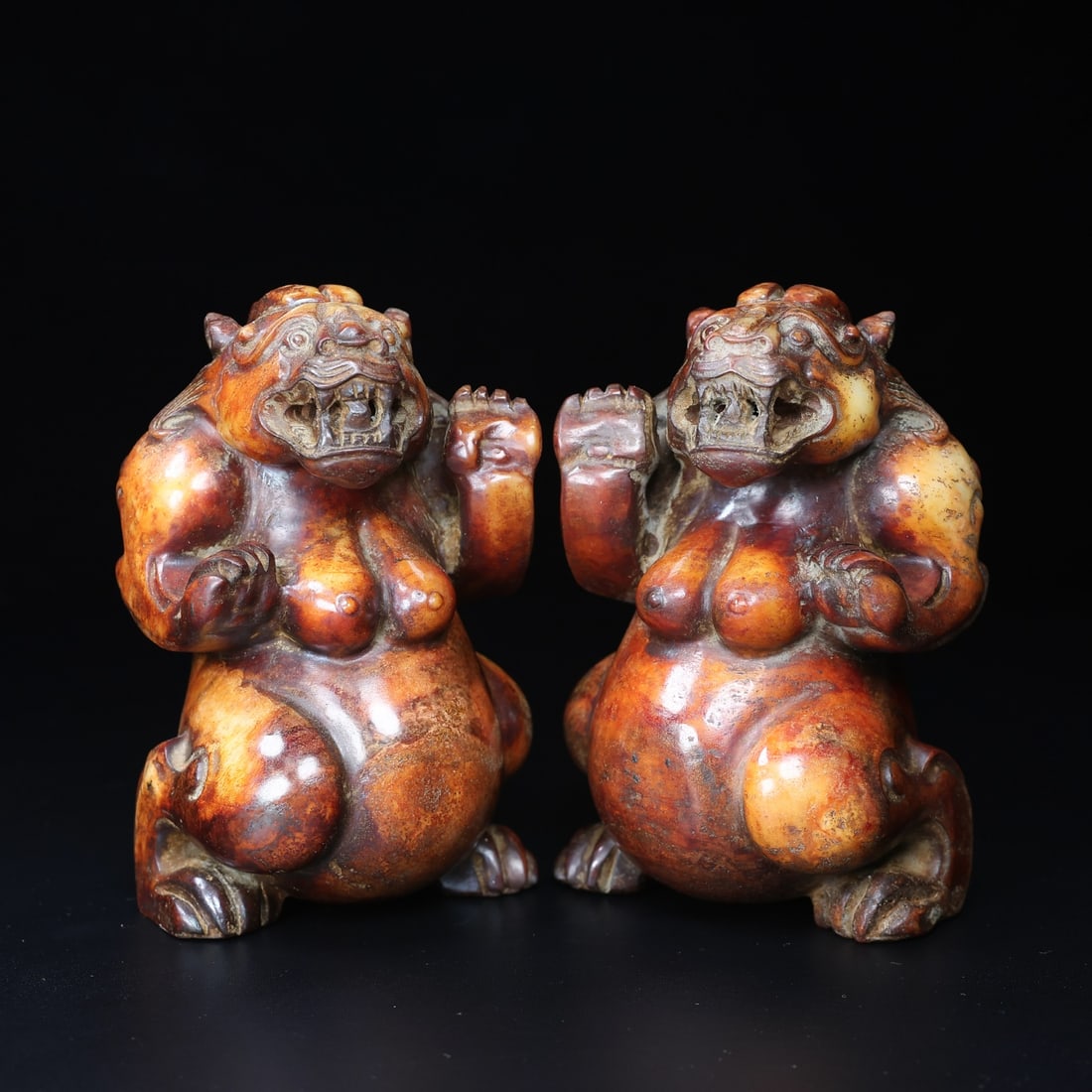 A Pair of Exquisite White Jade Auspicious Animal Ornaments: A Pair of Exquisite White Jade Auspicious Animal Ornaments,Han Dynasty,China,Size:6.3inx4.4inx4.1in*2,Weight:4211g,一对白玉瑞兽摆件,中国
