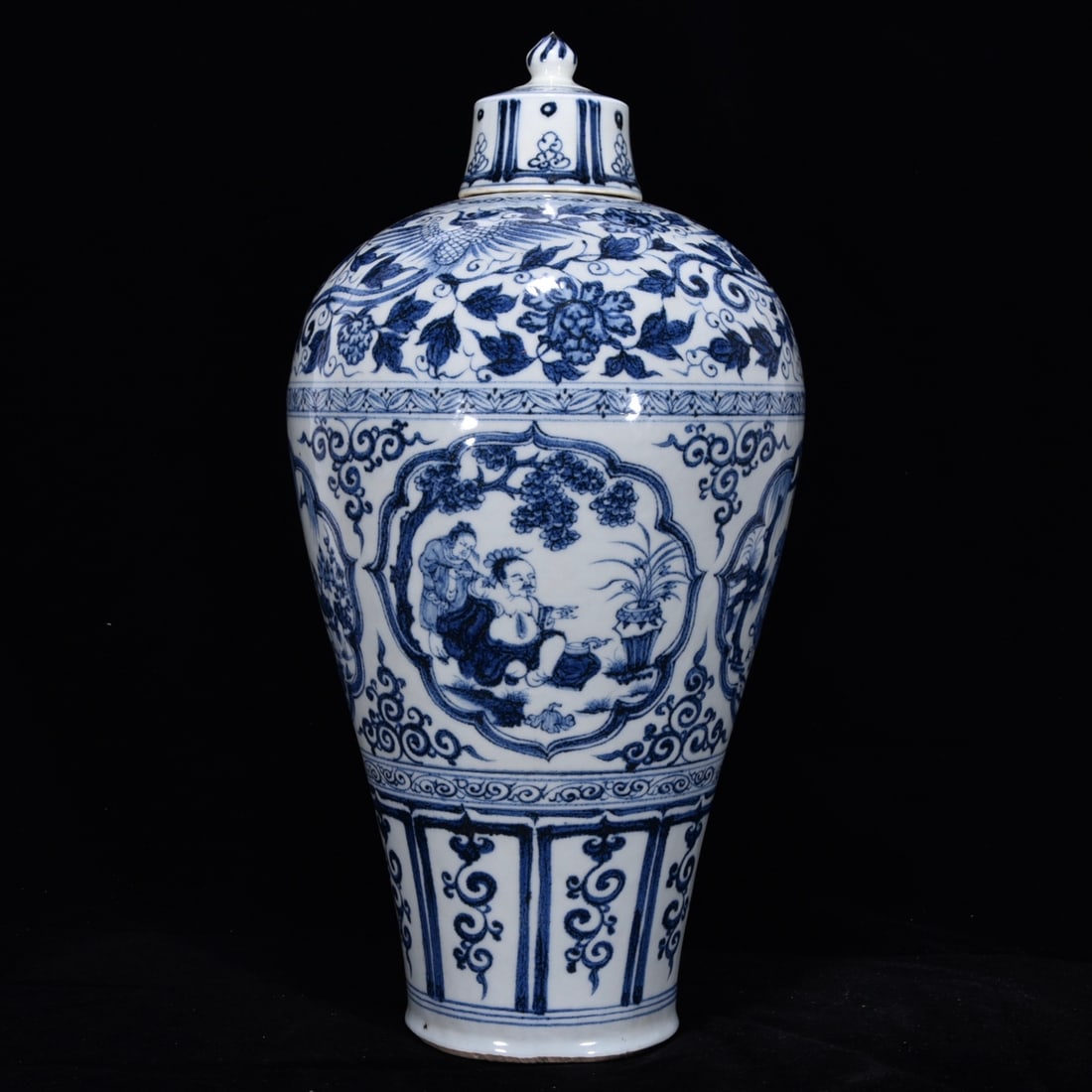 An Exquisite Blue and White Character and Story Pattern Vase