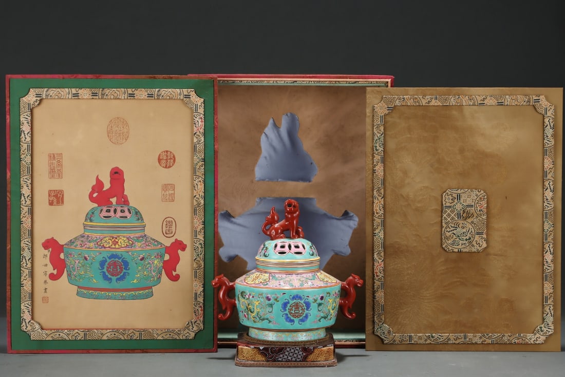 An Exquisite Famille-Rose Green Ground Bats and Peach Pattern Lotus Pattern Double-Ears Jar: An Exquisite Famille-Rose Green Ground Bats and Peach Pattern Lotus Pattern Double-Ears JarQing Dynasty, China, Yongzheng Six-character MarkSize:8.5inx9.4in,粉彩绿地福