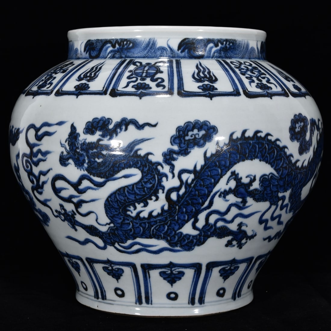 An Exquisite Blue and White Dragon Pattern Jar