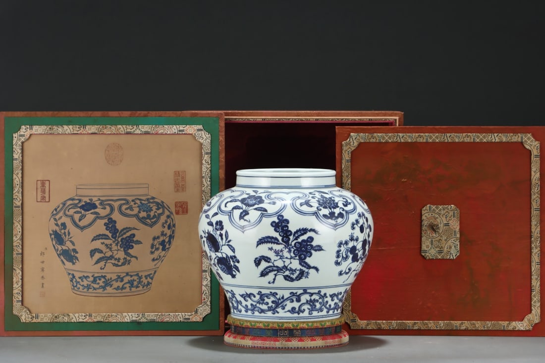 An Exquisite Blue and White Flower and Fruit Pattern Lotus Pattern Jar