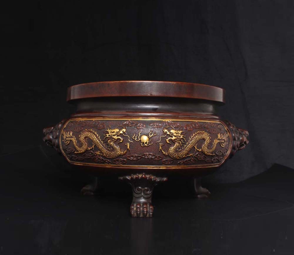 An Exquisite Gilt Bronze Dragon Pattern Lion-Ears Tripod Censer (1 of 9)