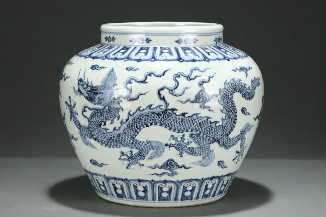 An Exquisite Blue and White Auspicious Cloud Pattern Dragon Pattern Jar - 3