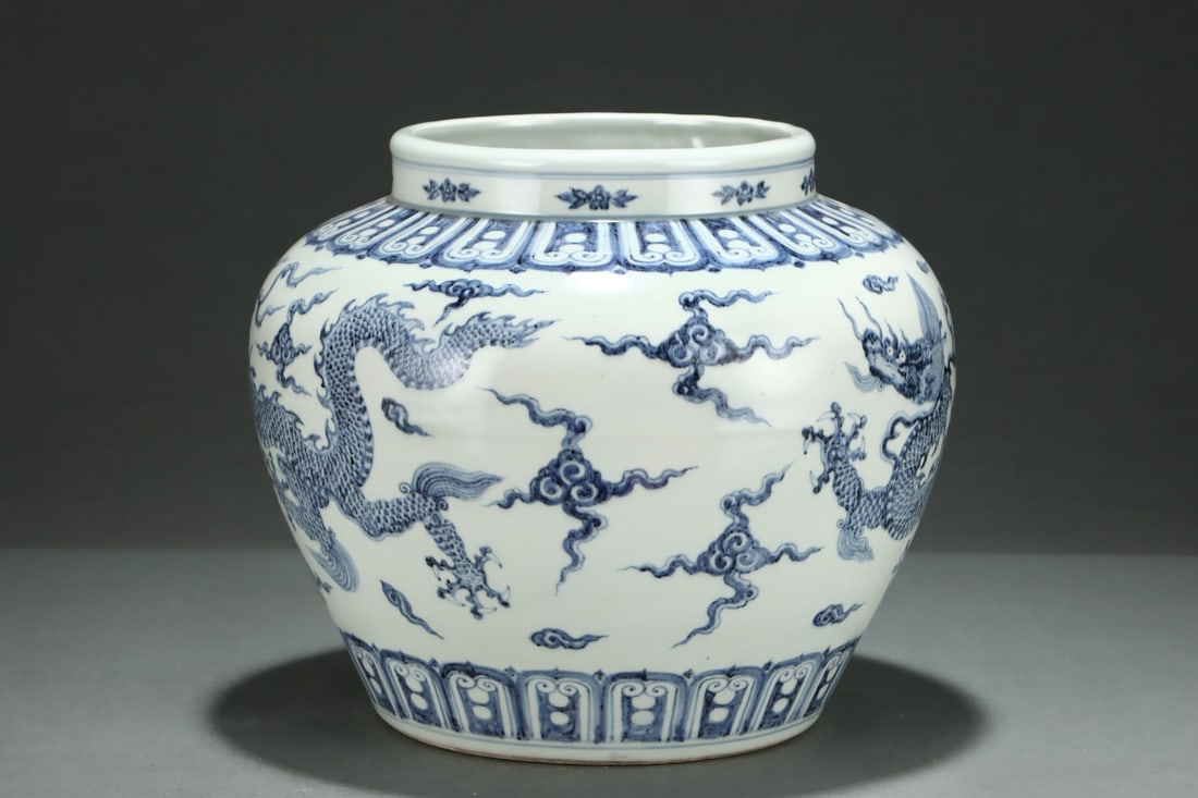 An Exquisite Blue and White Auspicious Cloud Pattern Dragon Pattern Jar - 4