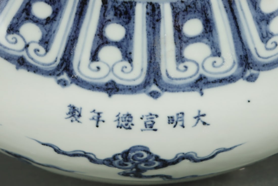 An Exquisite Blue and White Auspicious Cloud Pattern Dragon Pattern Jar - 7