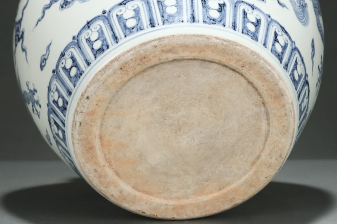 An Exquisite Blue and White Auspicious Cloud Pattern Dragon Pattern Jar - 9