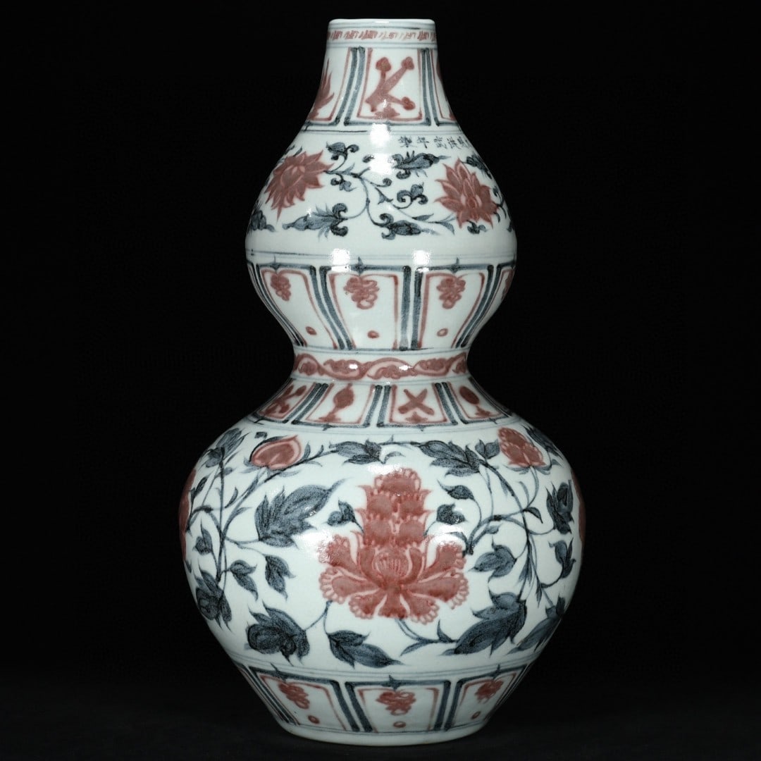 An Exquisite Blue and White Underglaze-Red Lotus Pattern Gourd Vase: An Exquisite Blue and White Underglaze-Red Lotus Pattern Gourd Vase,Ming Dynasty,China,with 洪武 Six-character Mark,Size:19.7inx11.4in,青花釉里红缠ĉ