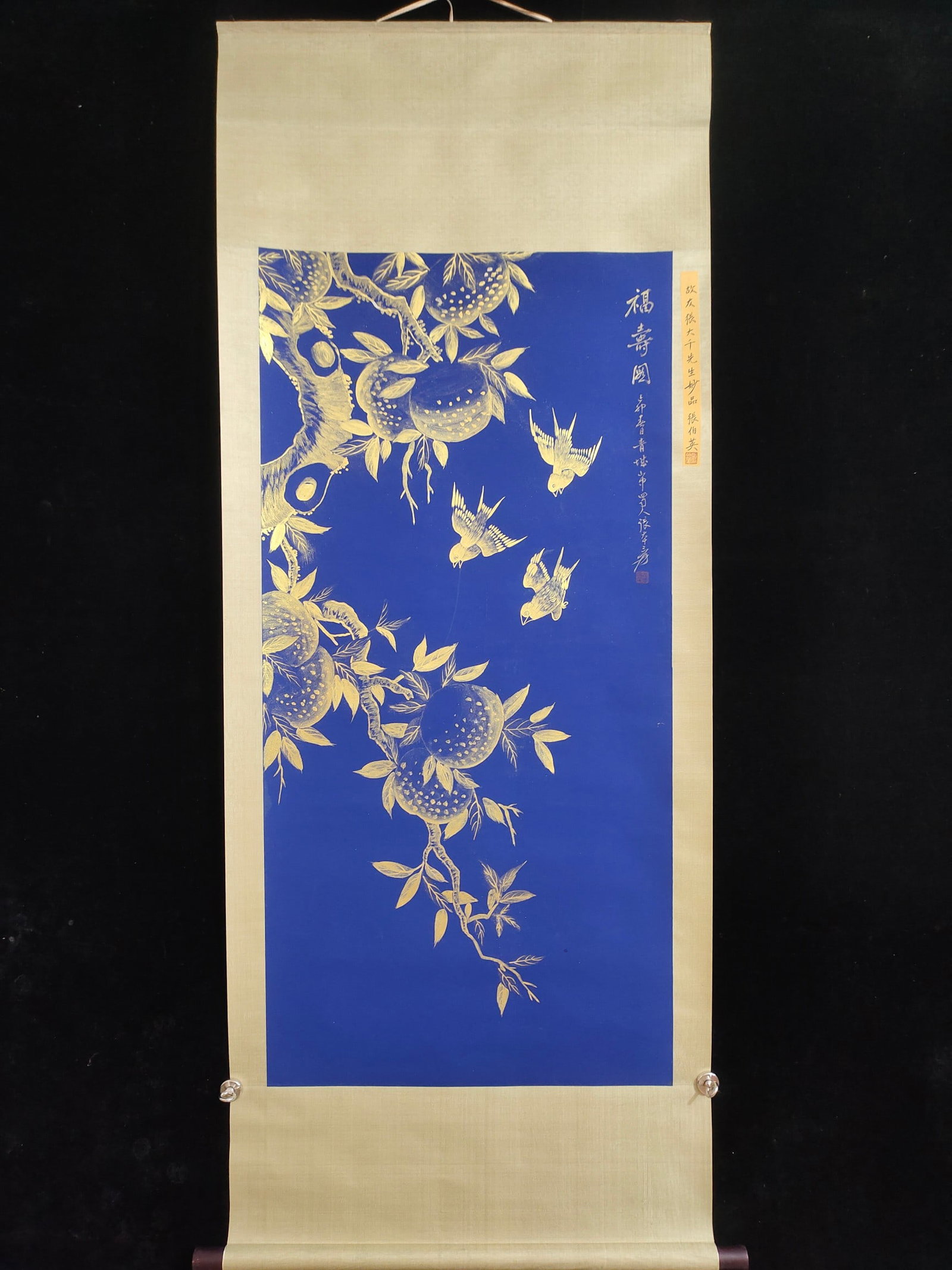 A Chinese Vertical Scroll Ink Painting of Flower and Bird on Paper: A Chinese Vertical Scroll Ink Painting of Flower and Bird on Paper,Zhang daqian,Size:(entirety)78inx30.7in,(Without frame)53.1inx26in,一幅中国水墨花鸟&#