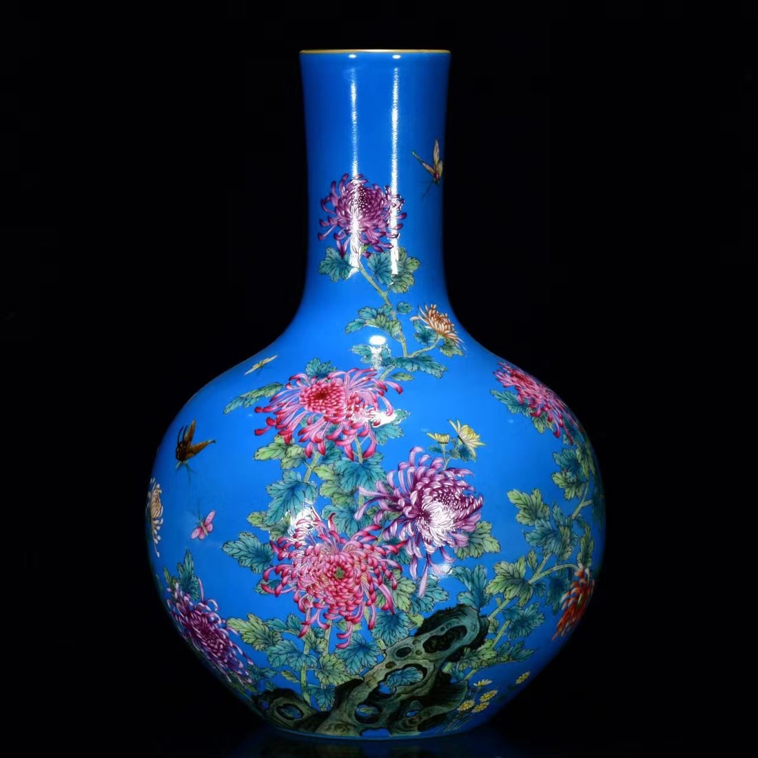 An Exquisite Famille-Rose Flower Pattern Vase: An Exquisite Famille-Rose Flower Pattern Vase,Qing Dynasty,China,with Yongzheng Six-character Mark,Size:13.4inx9.1in,粉彩花卉纹瓶,中国清代,&