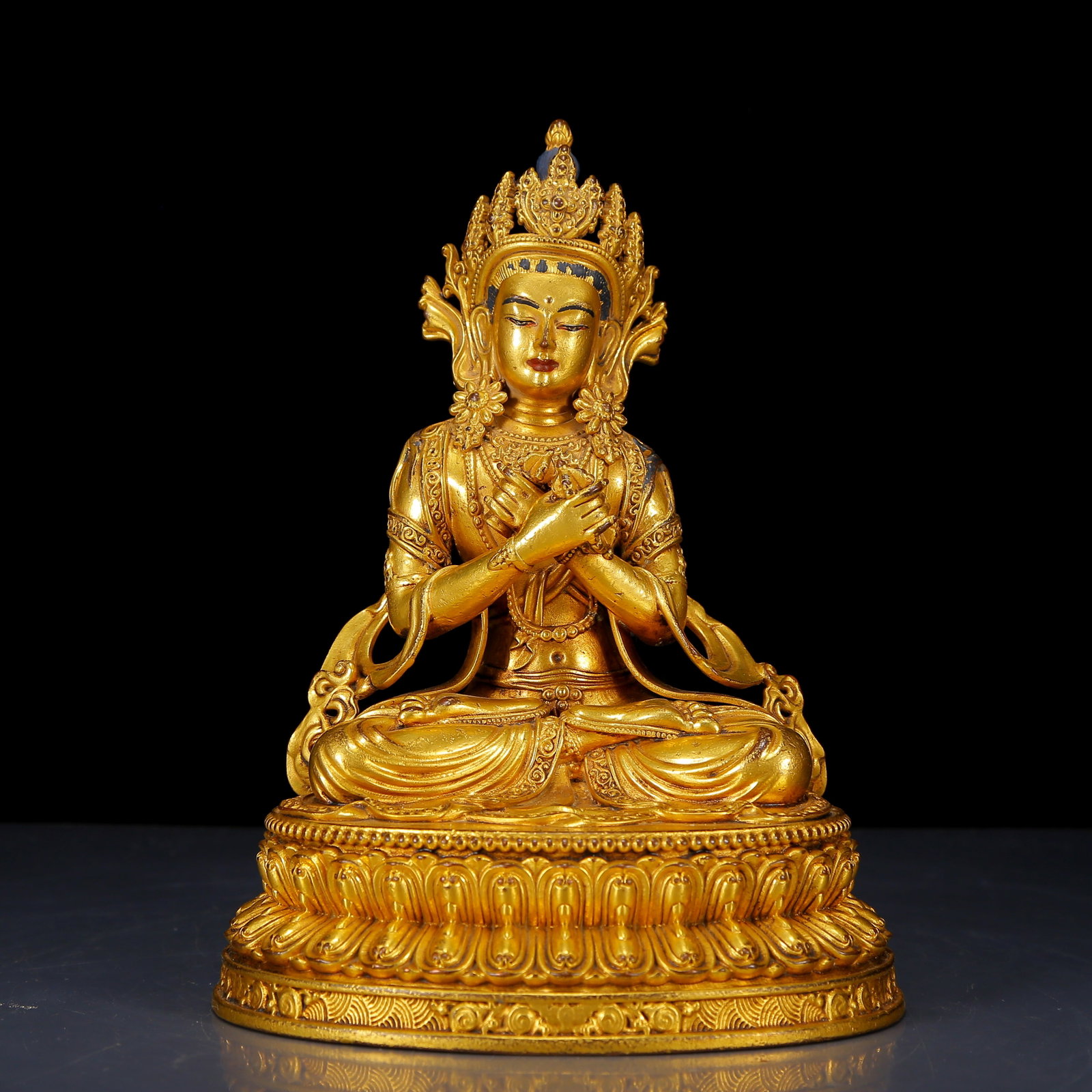 A Solemn Gilt Bronze Statue of Avalokitesvara: A Solemn Gilt Bronze Statue of Avalokitesvara,Qing Dynasty,China,Qianlong Seven-character Mark,Size:6.3inx4.9inx8.7in,Weight:1745g,铜鎏金观音像,中国