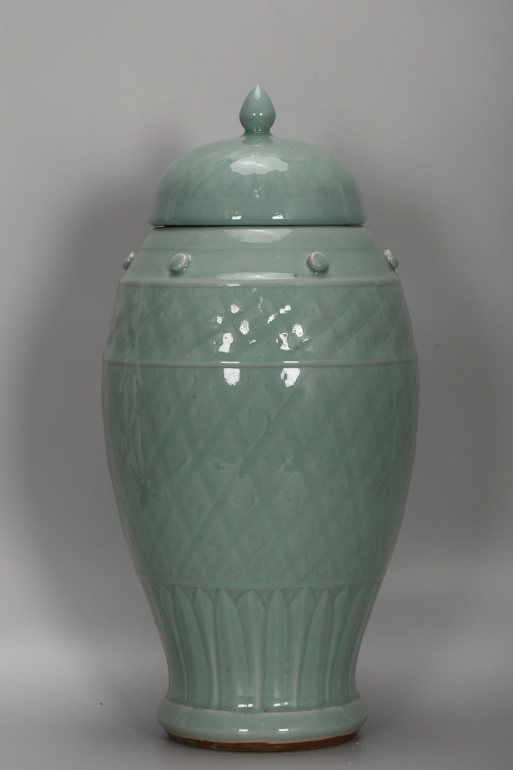 An Exquisite Longquan yao with Cover Jar: An Exquisite Longquan yao with Cover Jar,Song Dynasty, China,Size:20.3inx9.4in,龙泉窑带盖罐,中国宋代