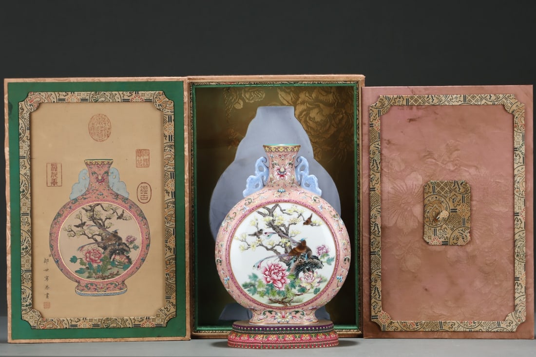 An Exquisite Famille-Rose Painted Gold Lotus Pattern Flower and Bird Pattern Double-Ears Vase: An Exquisite Famille-Rose Painted Gold Lotus Pattern Flower and Bird Pattern Double-Ears VaseQing Dynasty, China, Qianlong Four-character MarkSize:10.9inx8.1in,粉彩描金缠