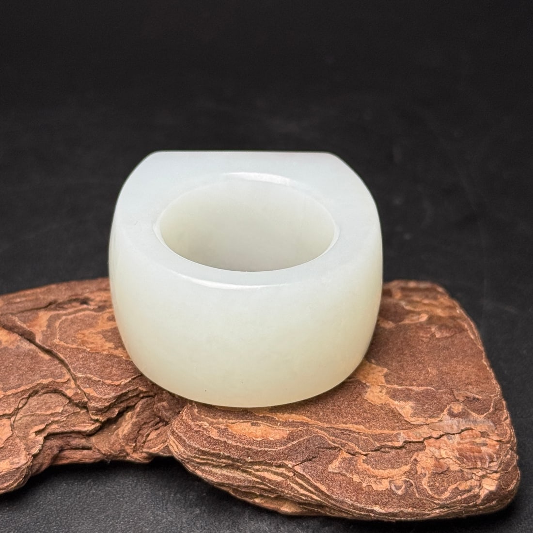 An Exquisite White Jade Ring - 3