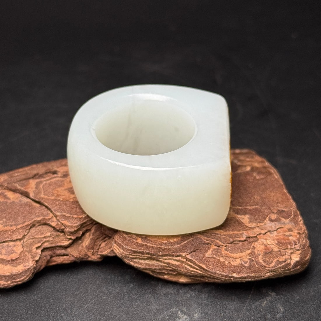 An Exquisite White Jade Ring - 4