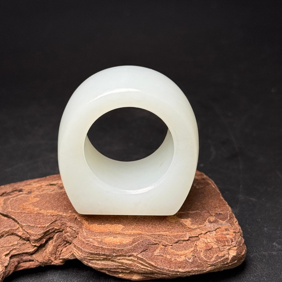 An Exquisite White Jade Ring - 5