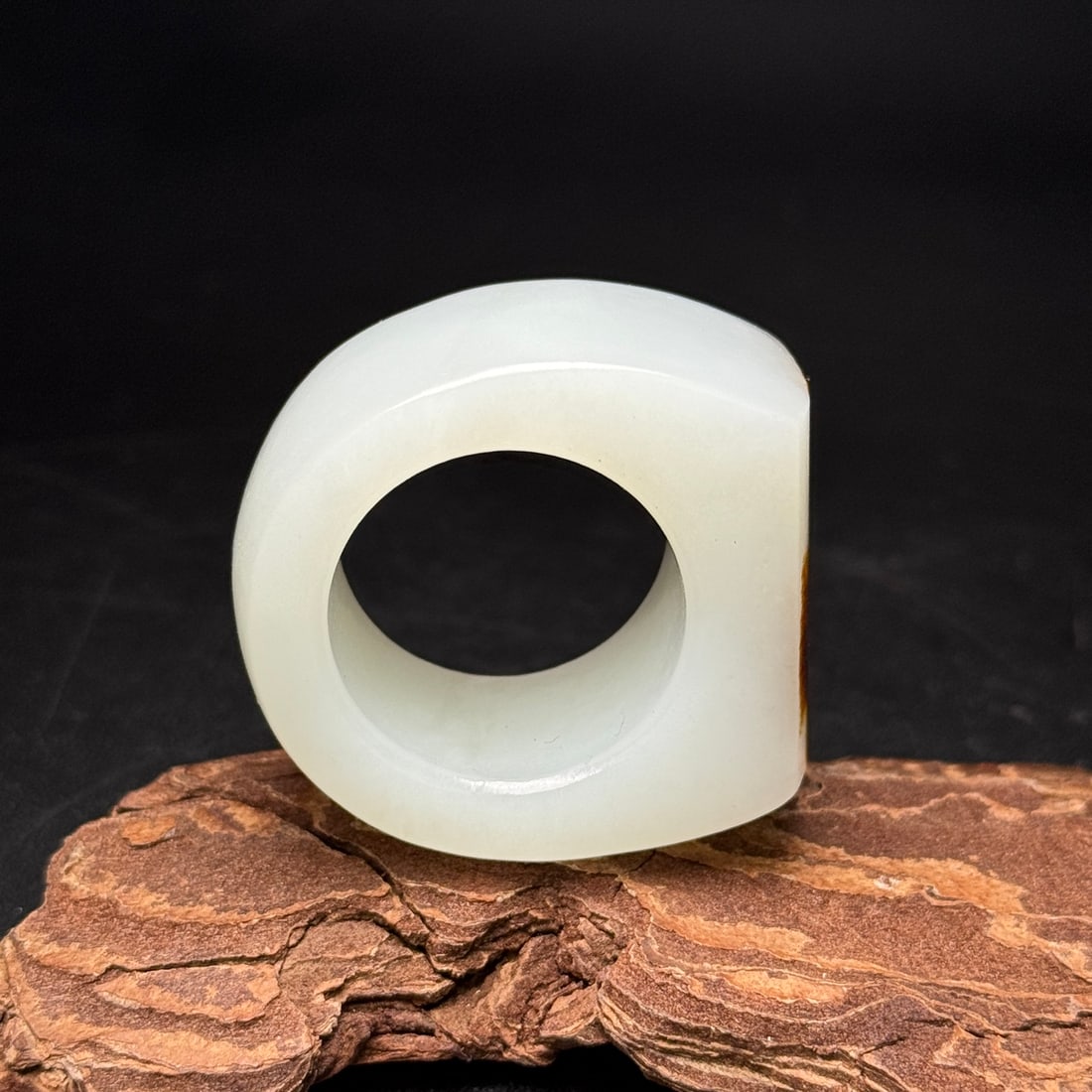 An Exquisite White Jade Ring - 6