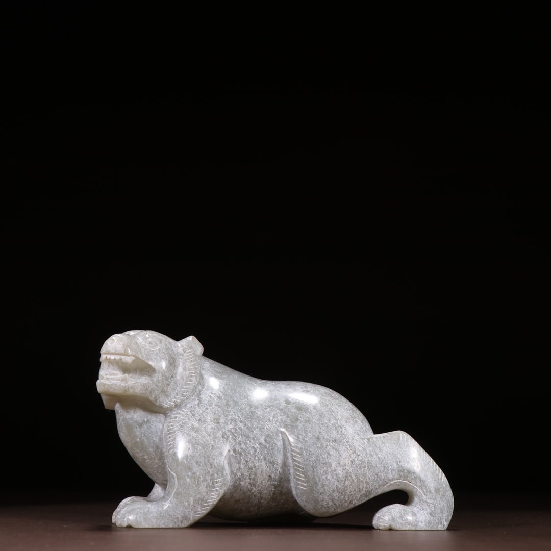 An Exquisite White Jade Auspicious Animal Ornament: An Exquisite White Jade Auspicious Animal Ornament,Han Dynasty,China,Size:3.1inx5.1in,白玉瑞兽摆件,中国汉代