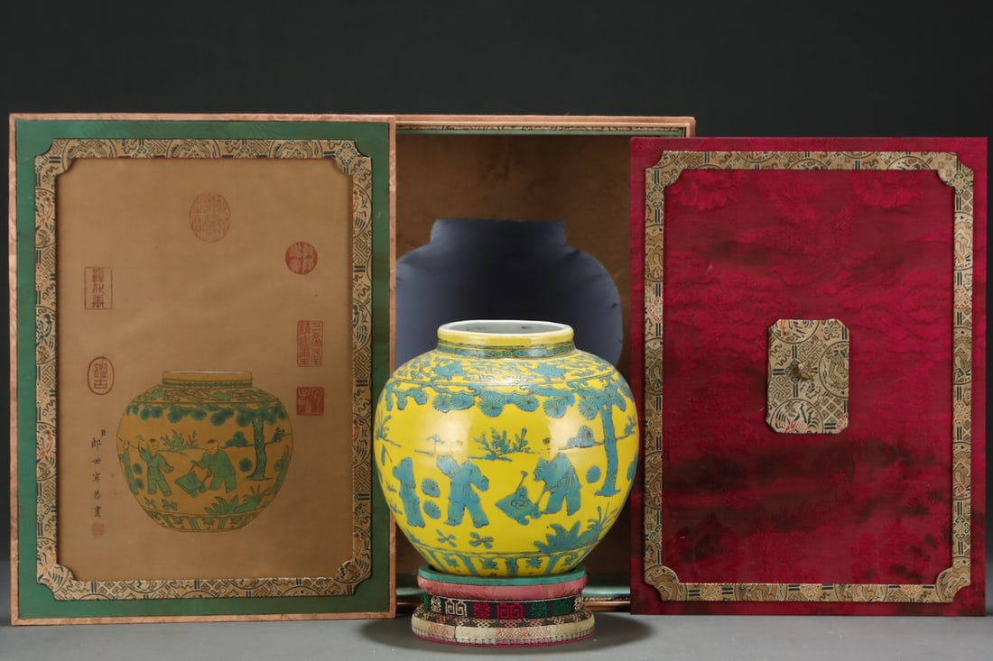 An Exquisite Yellow Ground Character and Story Pattern Lotus Pattern Jar