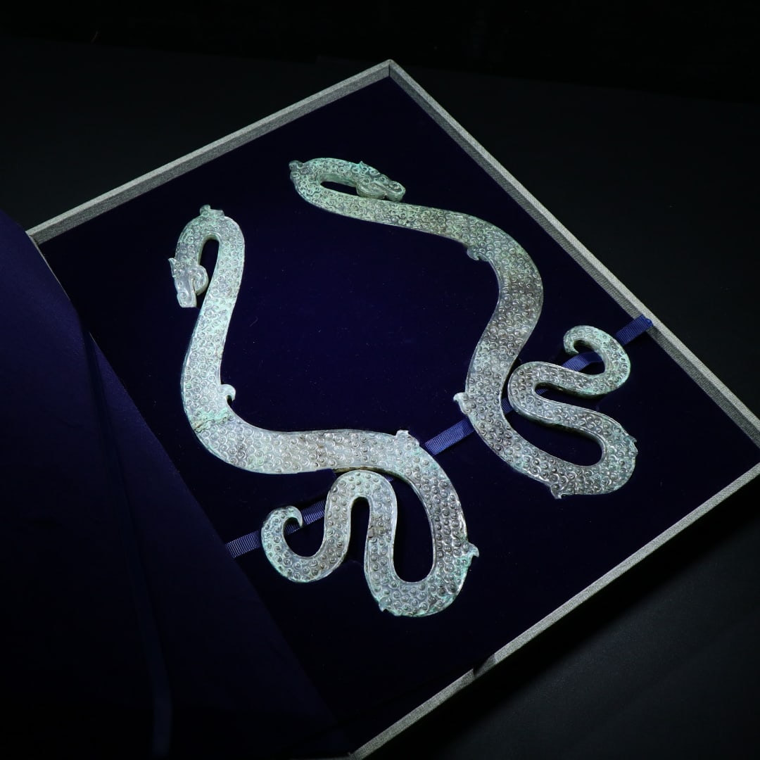 A Pair of Exquisite White Jade Grain Pattern Ornaments (1 of 9)