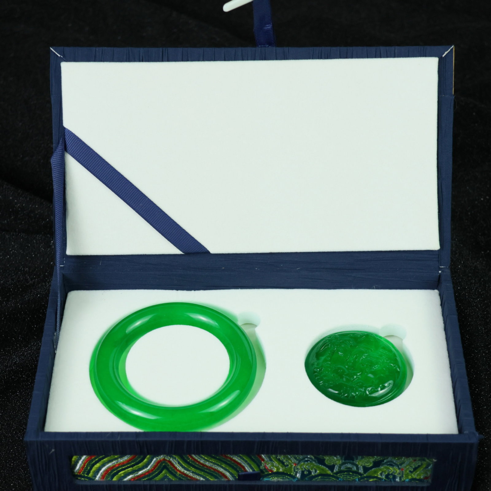 A Set of Fine Jadeite Jewelrys: A Set of Fine Jadeite Jewelrys 一套翡翠首饰