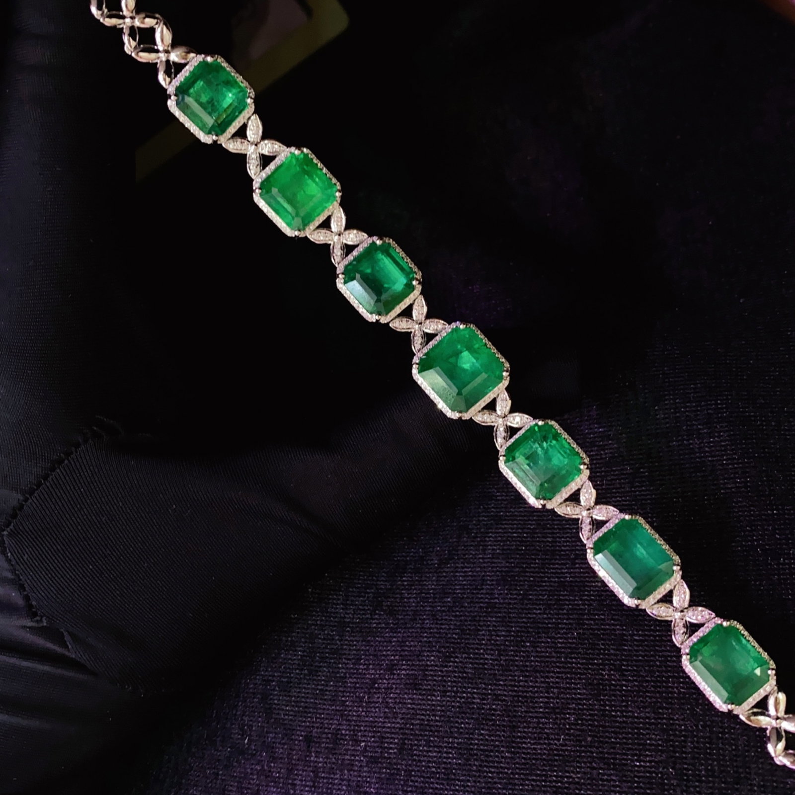 A Exquisite 18k Gold Inlaid 27.50ct Natural Vivid Green Bracelets,Inlaid Diamond: A Exquisite 18k Gold Inlaid 27.50ct Natural Vivid Green Bracelets,Inlaid Diamond,Total Weight:18.46g 18k金镶 27.50ct