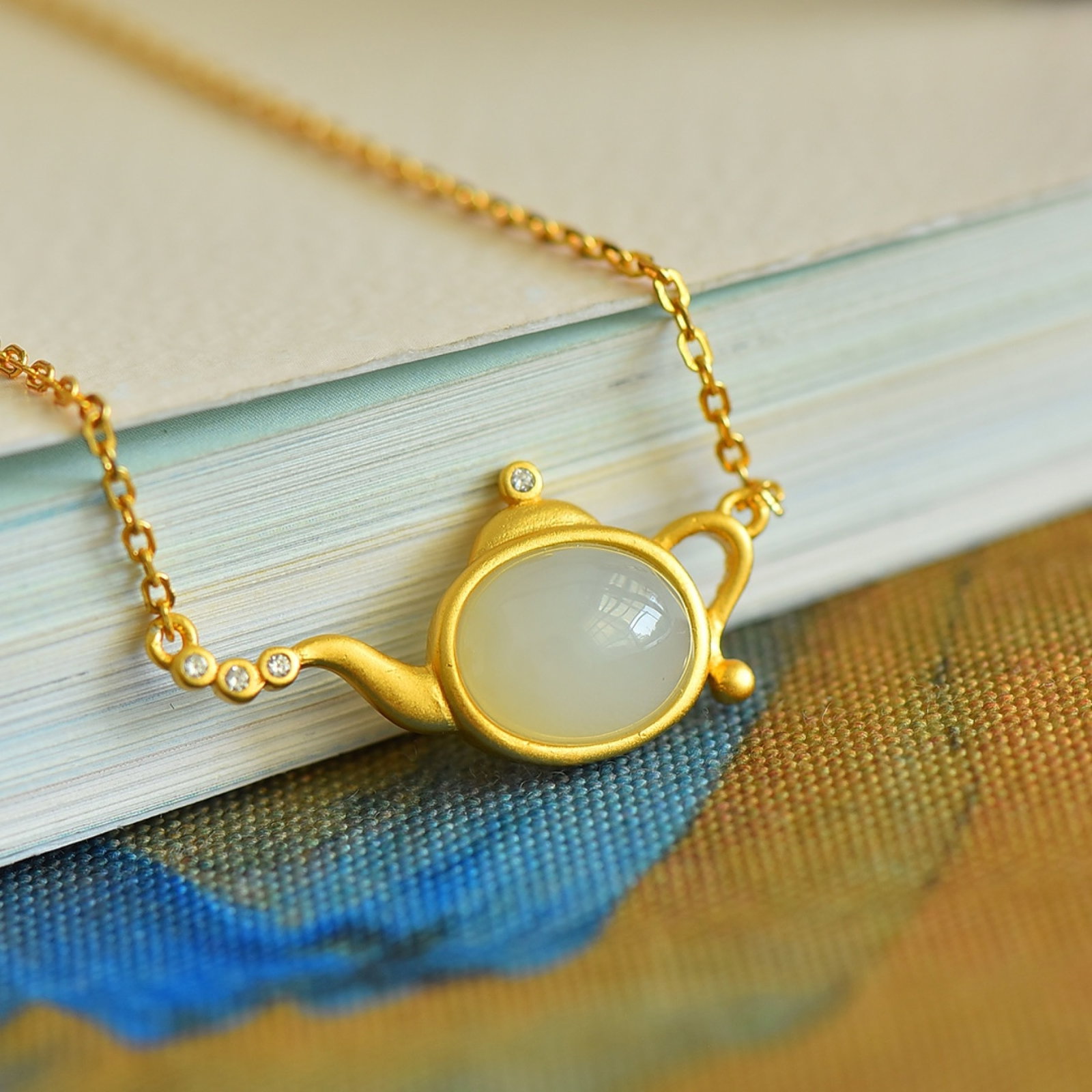 An Exquisite Sterling Silver-Gold Plated Inlaid White Jade Pendant,Inlaid Diamond: Sterling Silver-Gold Plated Inlaid White Jade Pendant,Inlaid Diamond,Size:8mmx10mm 纯银镀金镶白玉吊坠,嵌钻石,尺寸:8m