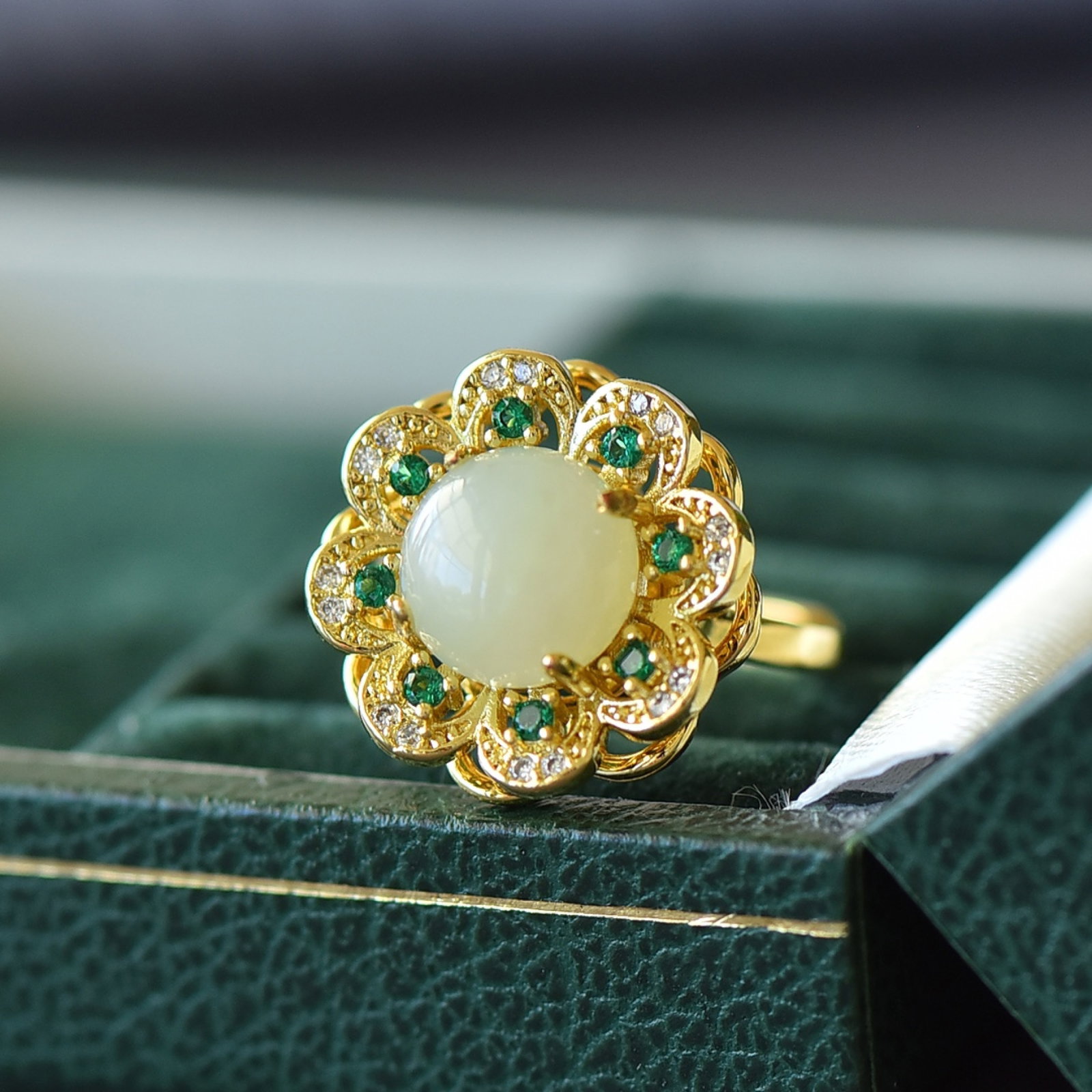 An Exquisite Bronze-Gold Plated Inlaid White Jade Ring,Inlaid Diamond: An Exquisite Bronze-Gold Plated Inlaid White Jade Ring,Inlaid Diamond,Size:10mmx10mm 铜镀金镶白玉戒指,嵌钻石