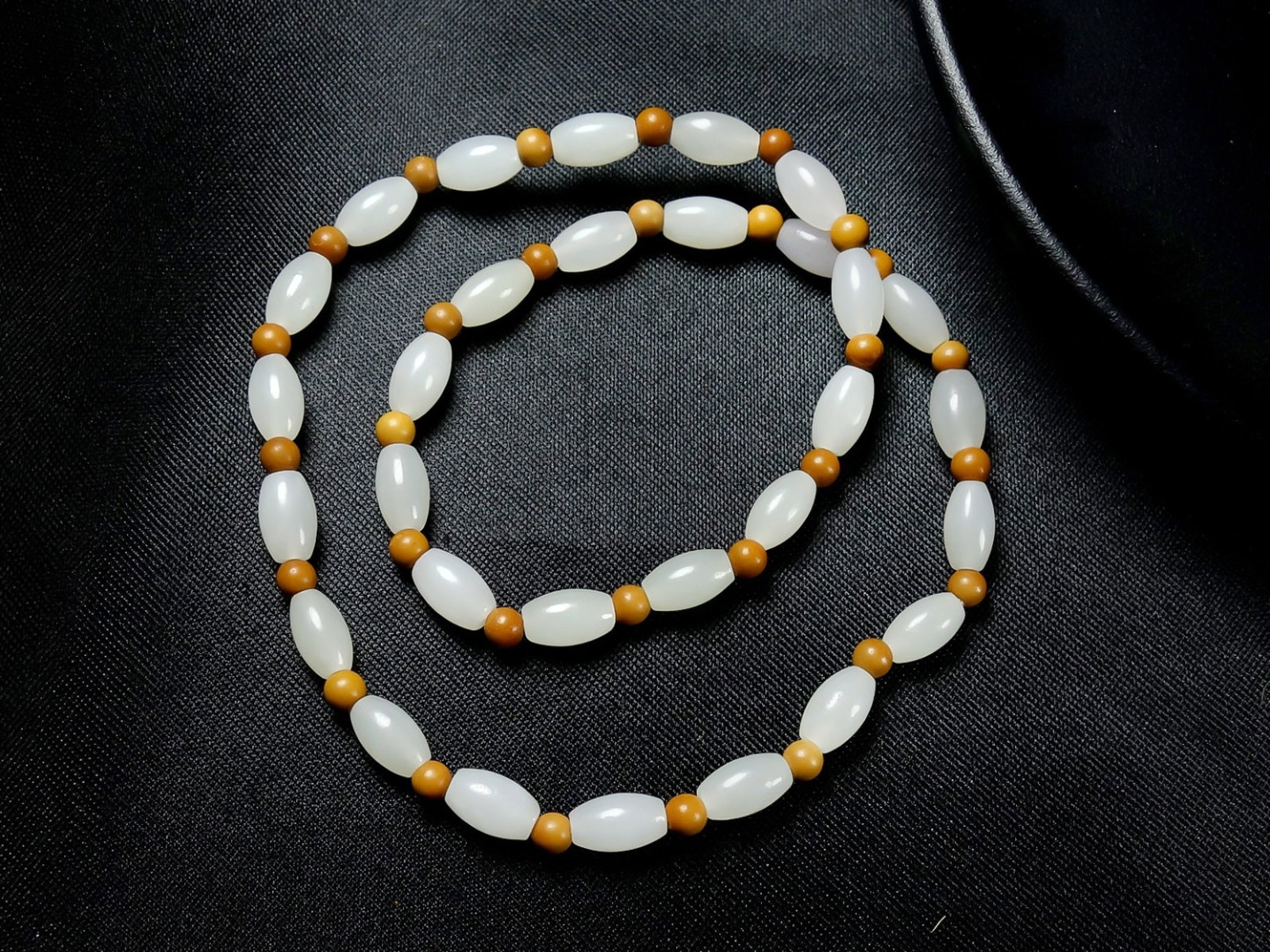 An Exquisite White Jade Bracelets: An Exquisite White Jade Bracelets,Size:(bead)5mmx9mm 白玉手链