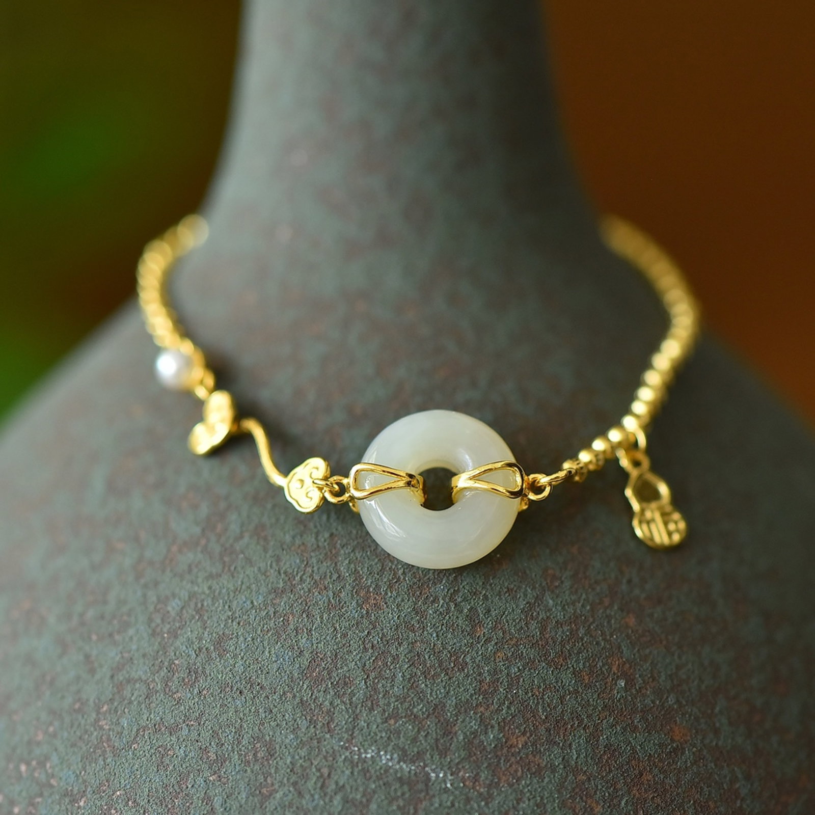 An Exquisite Sterling Silver-Gold Plated Inlaid White Jade Bracelets: An Exquisite Sterling Silver-Gold Plated Inlaid White Jade Bracelets 纯银镀金镶白玉手链