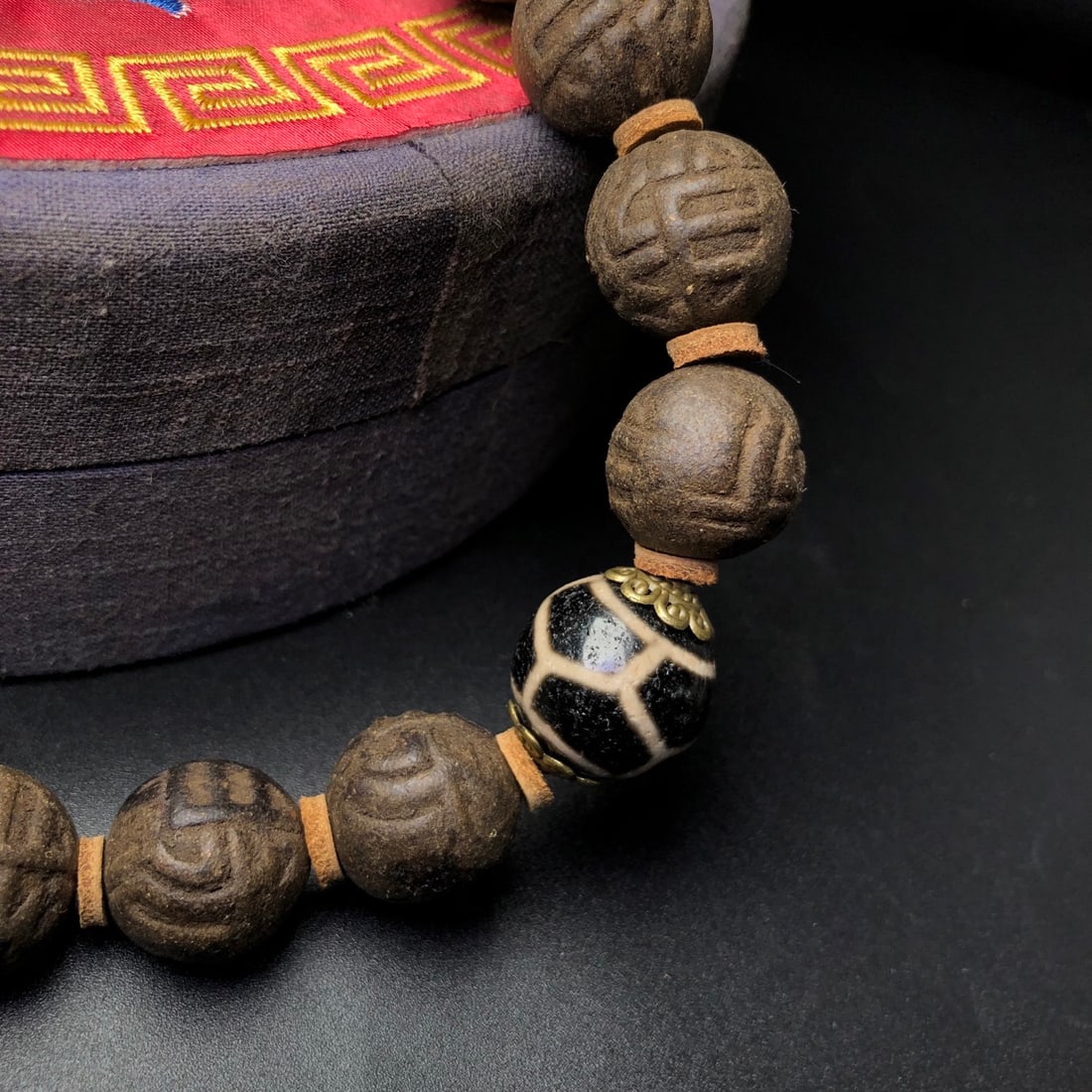 An Exquisite Eaglewood Bracelets - 8