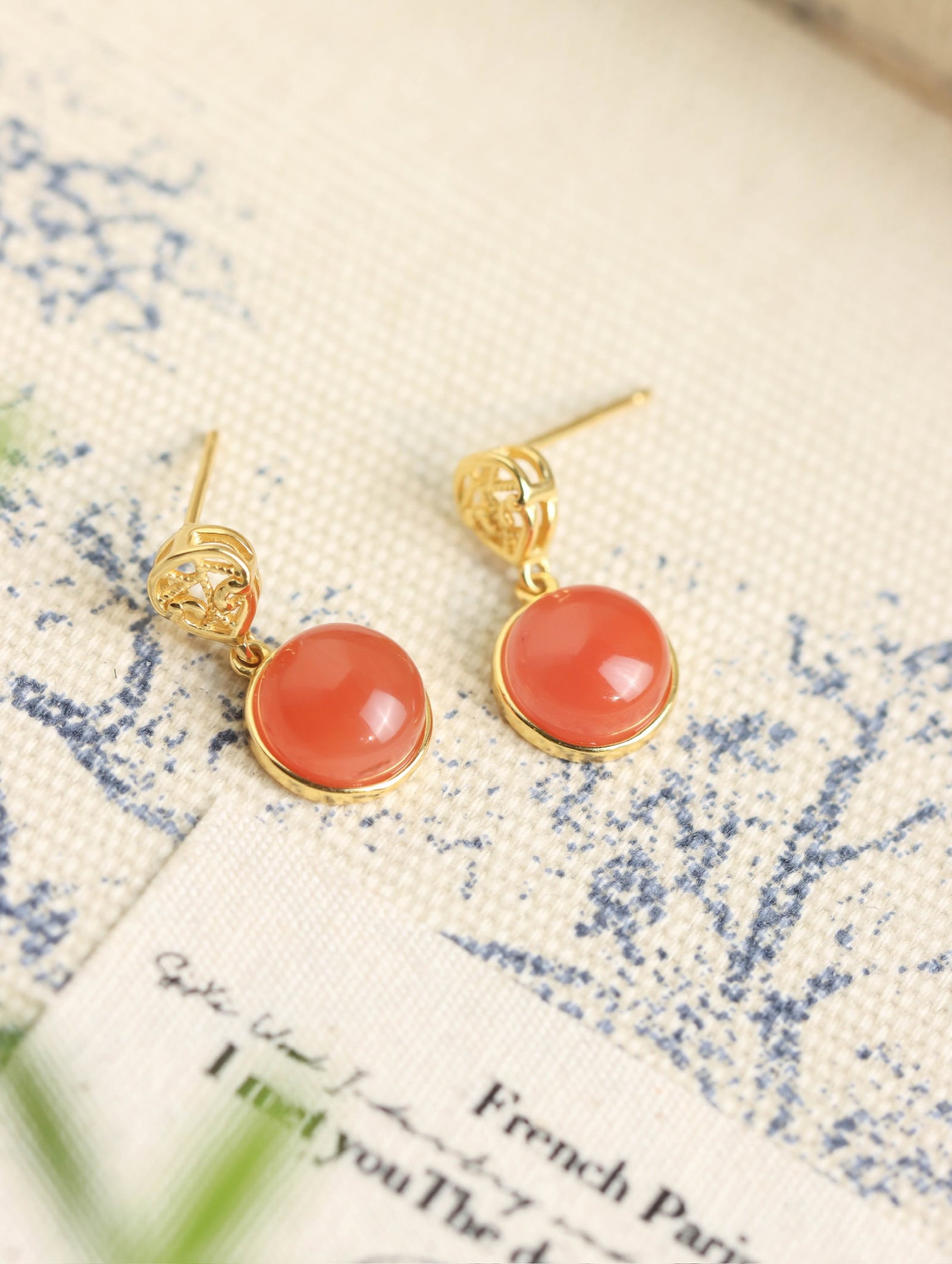 A Pair of Exquisite Sterling Silver-Gold Plated Inlaid Agate Earrings: A Pair of Exquisite Sterling Silver-Gold Plated Inlaid Agate Earrings 一对纯银镀金镶玛瑙耳环