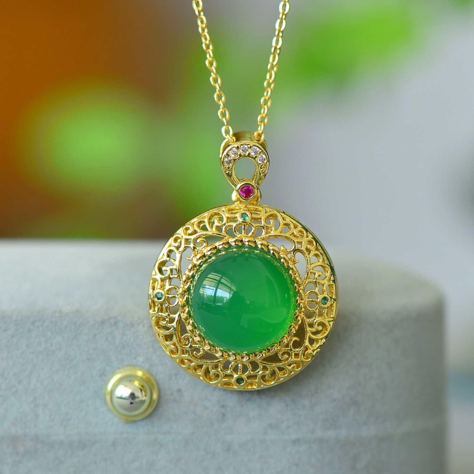 An Exquisite Pendant,Inlaid Diamond: An Exquisite Pendant Size:12mmx12mm 吊坠