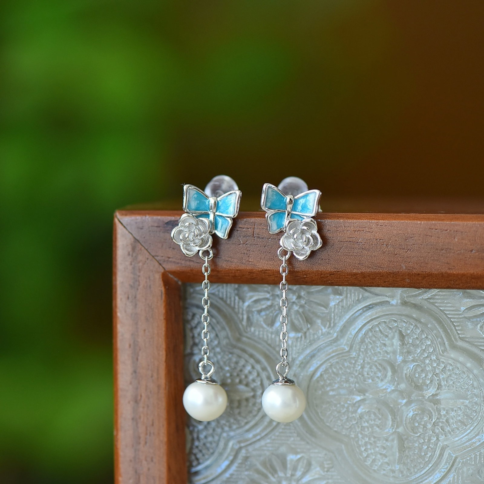 A Pair of Exquisite Sterling Silver Inlaid Pearls Enamel Earrings: A Pair of Exquisite Sterling Silver Inlaid Pearls Enamel Earrings Size:8mmx8mm 一对纯银镶珍珠珐琅耳环
