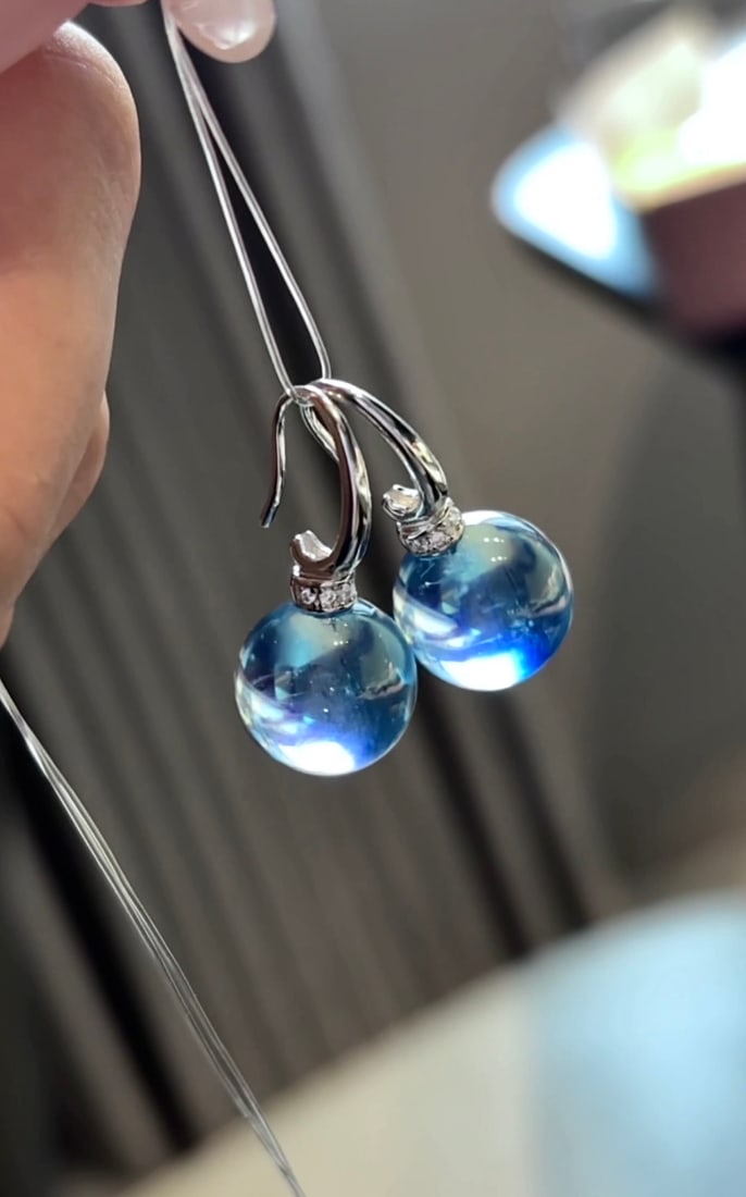A Pair of Exquisite Sterling Silver Inlaid Aquamarine Earrings: A Pair of Exquisite Sterling Silver Inlaid Aquamarine Earrings,Size:12.5mm,Weight:6.9g 一对纯银镶海蓝宝耳环
