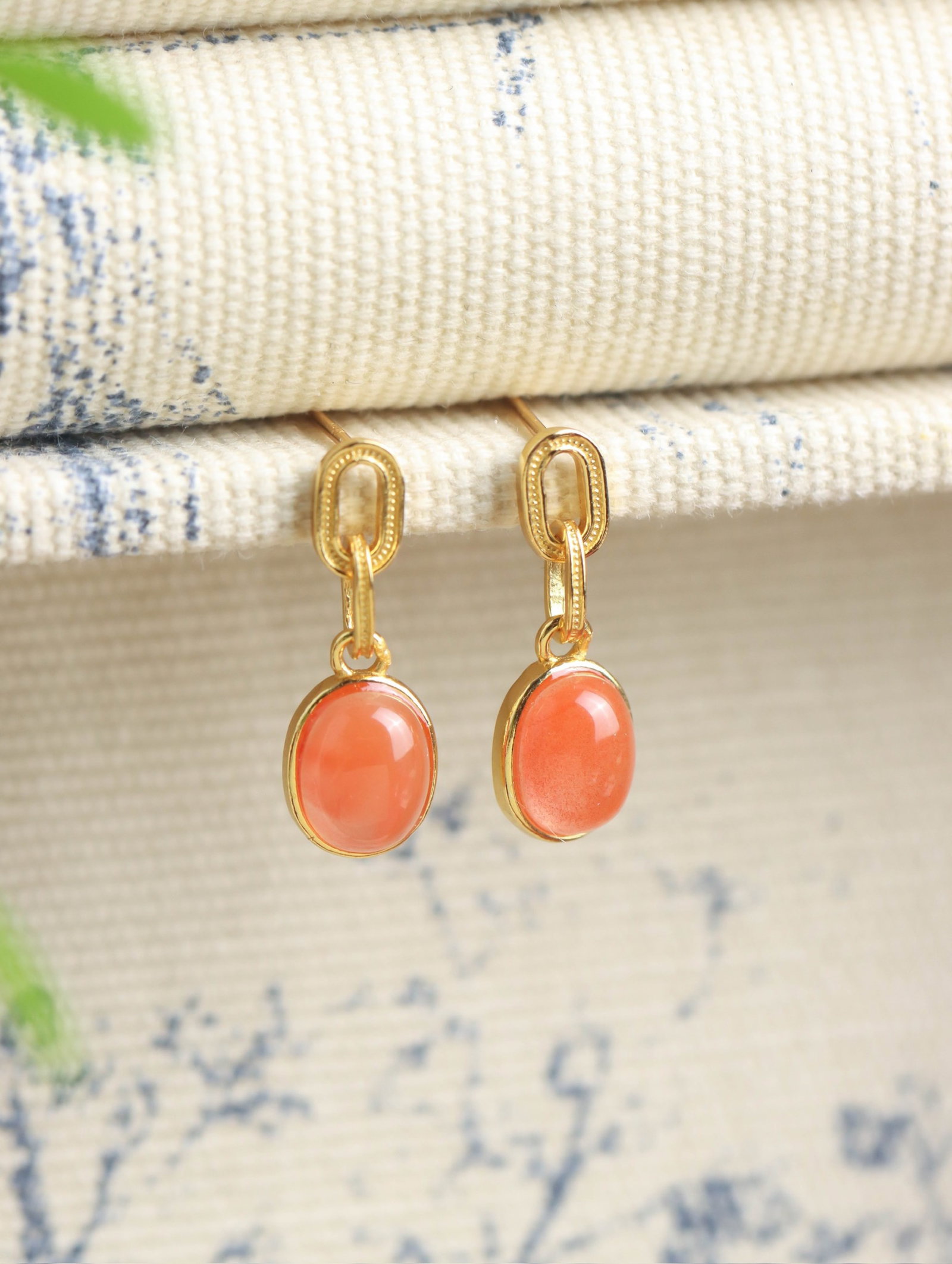 A Pair of Exquisite Sterling Silver-Gold Plated Inlaid Agate Earrings: A Pair of Exquisite Sterling Silver-Gold Plated Inlaid Agate Earrings 一对纯银镀金镶玛瑙耳环