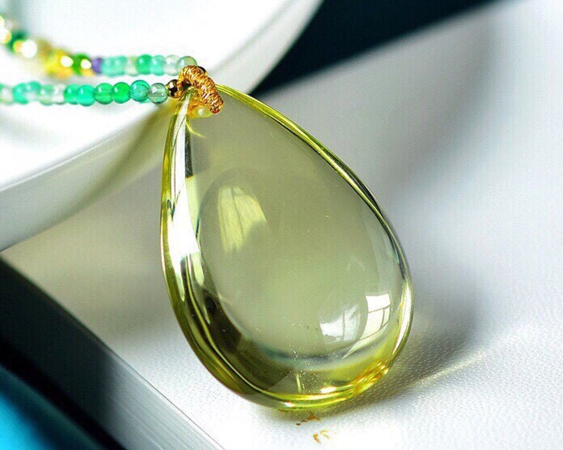 An Exquisite Crystal Pendant: An Exquisite Crystal Pendant,Size:34.6mmx25mmx13.4mm,(Necklace)2mm 水晶吊坠
