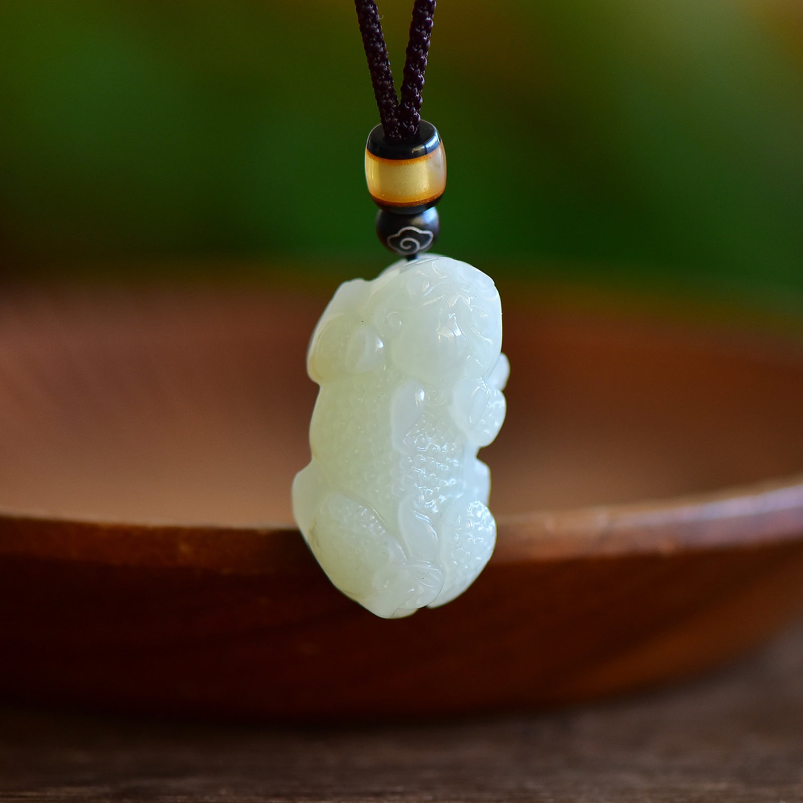 An Exquisite White Jade Auspicious Beast Pendant: An Exquisite White Jade Auspicious Beast Pendant,Size:39mmx20mm 寓意:天地守护,吉祥如意,辟邪护佑