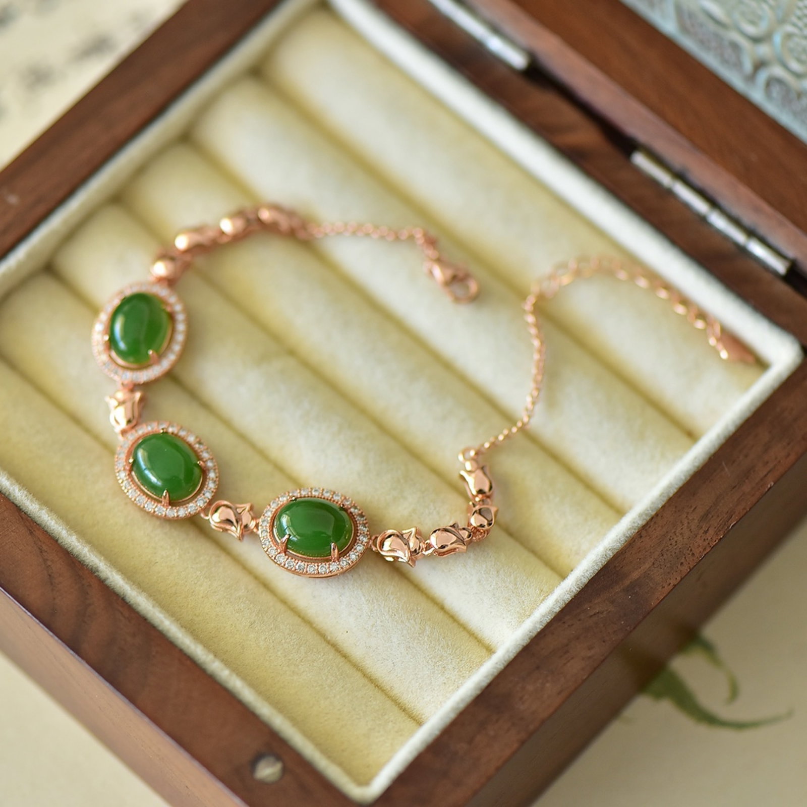 An Exquisite Sterling Silver-Gold Plated Inlaid Jasper Bracelet,Inlaid Gems: An Exquisite Sterling Silver-Gold Plated Inlaid Jasper Bracelet,Inlaid Gems Size:8mmx10mm 纯银镀金镶碧玉手链,嵌宝石