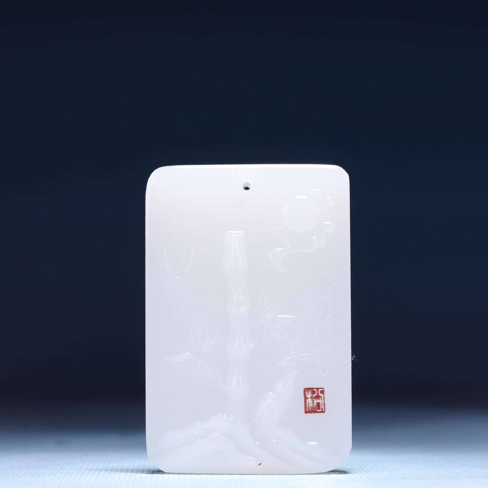 An Exquisite White Jade Bamboo Pattern Pendant: An Exquisite White Jade Bamboo Pattern Pendant,Size:1.6inx0.4inx2.4in,Weight:46g 白玉竹纹牌