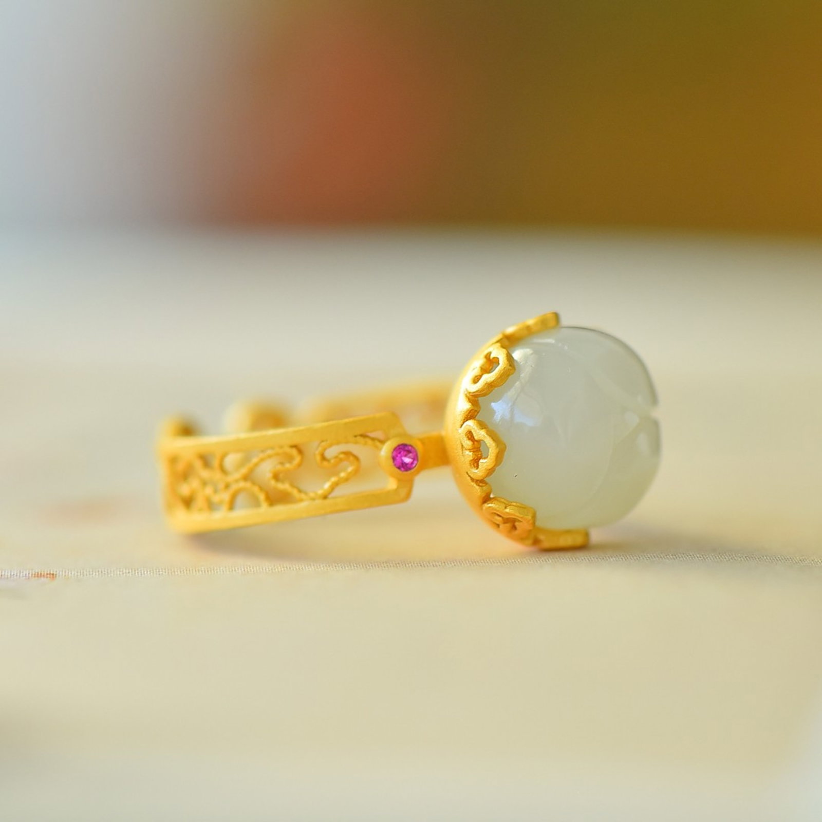 An Exquisite Sterling Silver-Gold Plated Inlaid White Jade Ring: An Exquisite Sterling Silver-Gold Plated Inlaid White Jade Ring,Size:9mmx9mm 纯银镀金镶白玉戒指