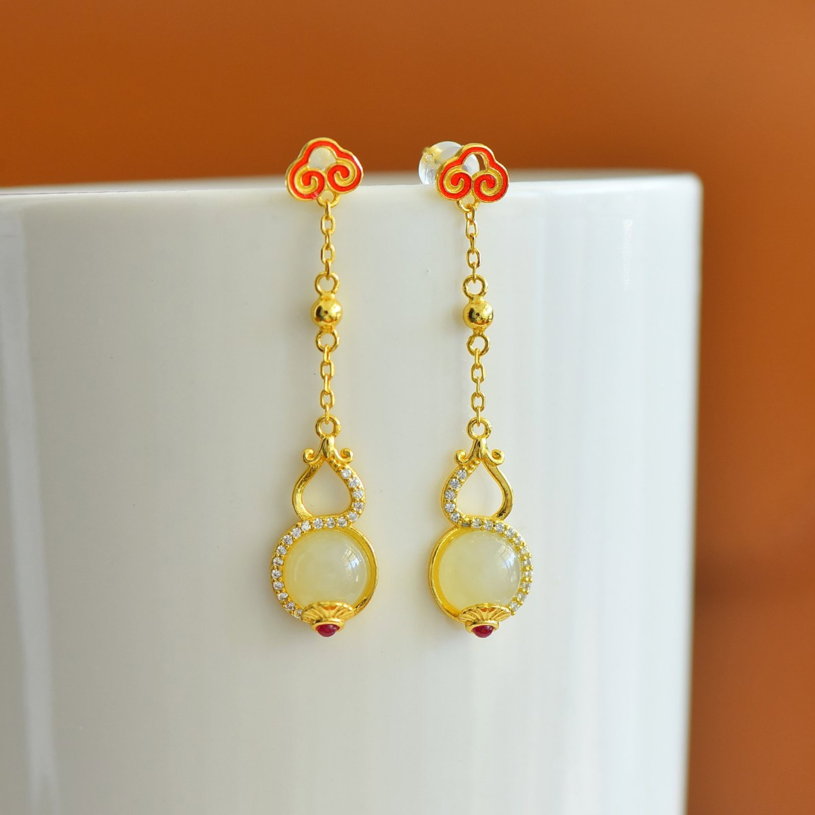 A Pair of Exquisite Sterling Silver-Gold Plated Inlaid White Jade Gourd Earrings,Inlaid Gems: A Pair of Exquisite Sterling Silver-Gold Plated Inlaid White Jade Gourd Earrings,Inlaid Gems,Size:8mmx8mm 一对精美的纯银镀金镶白஍