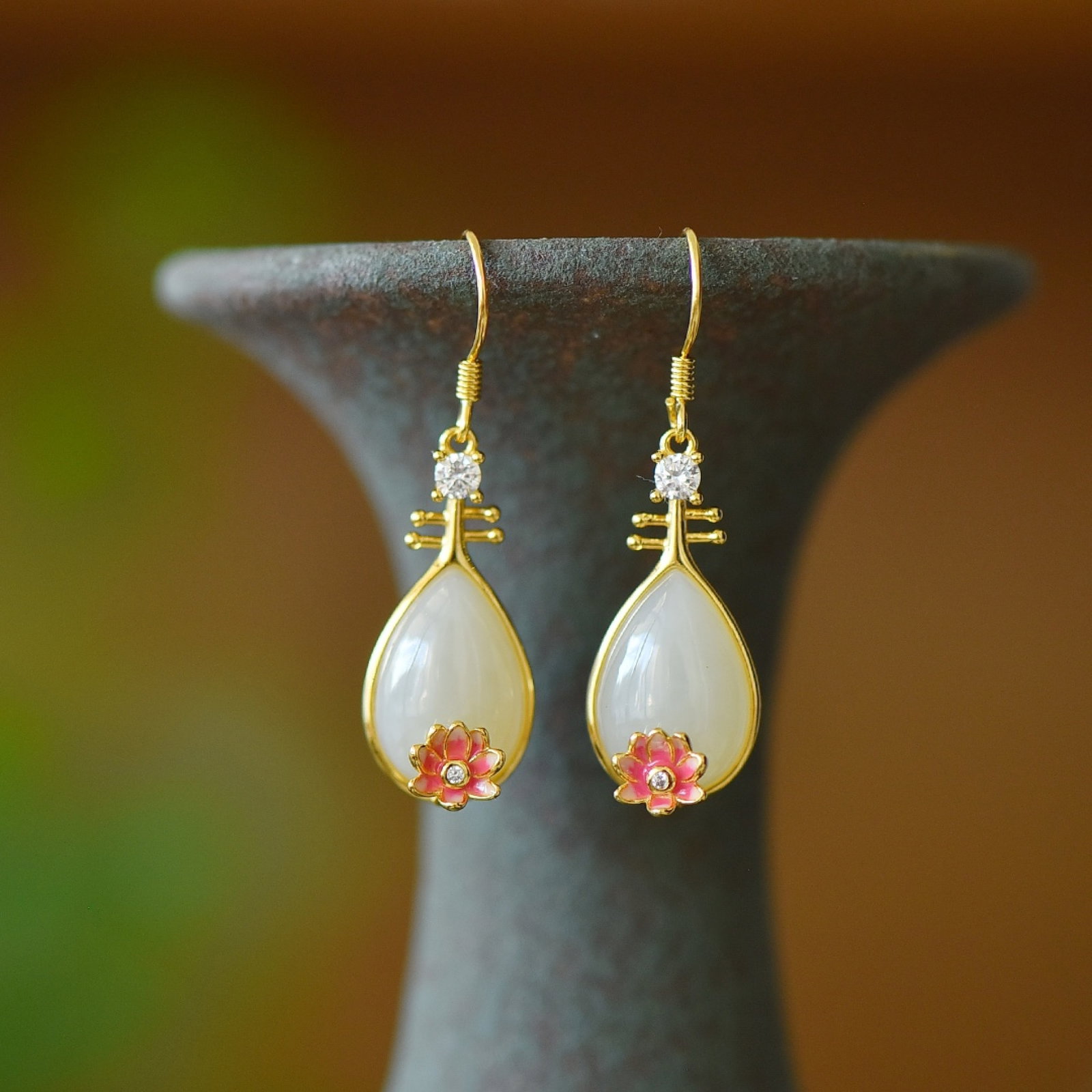A Pair of Exquisite Sterling Silver-Gold Plated Inlaid White Jade Enamel Earrings: A Pair of Exquisite Sterling Silver-Gold Plated Inlaid White Jade Enamel Earrings,Size:10mmx15mm
