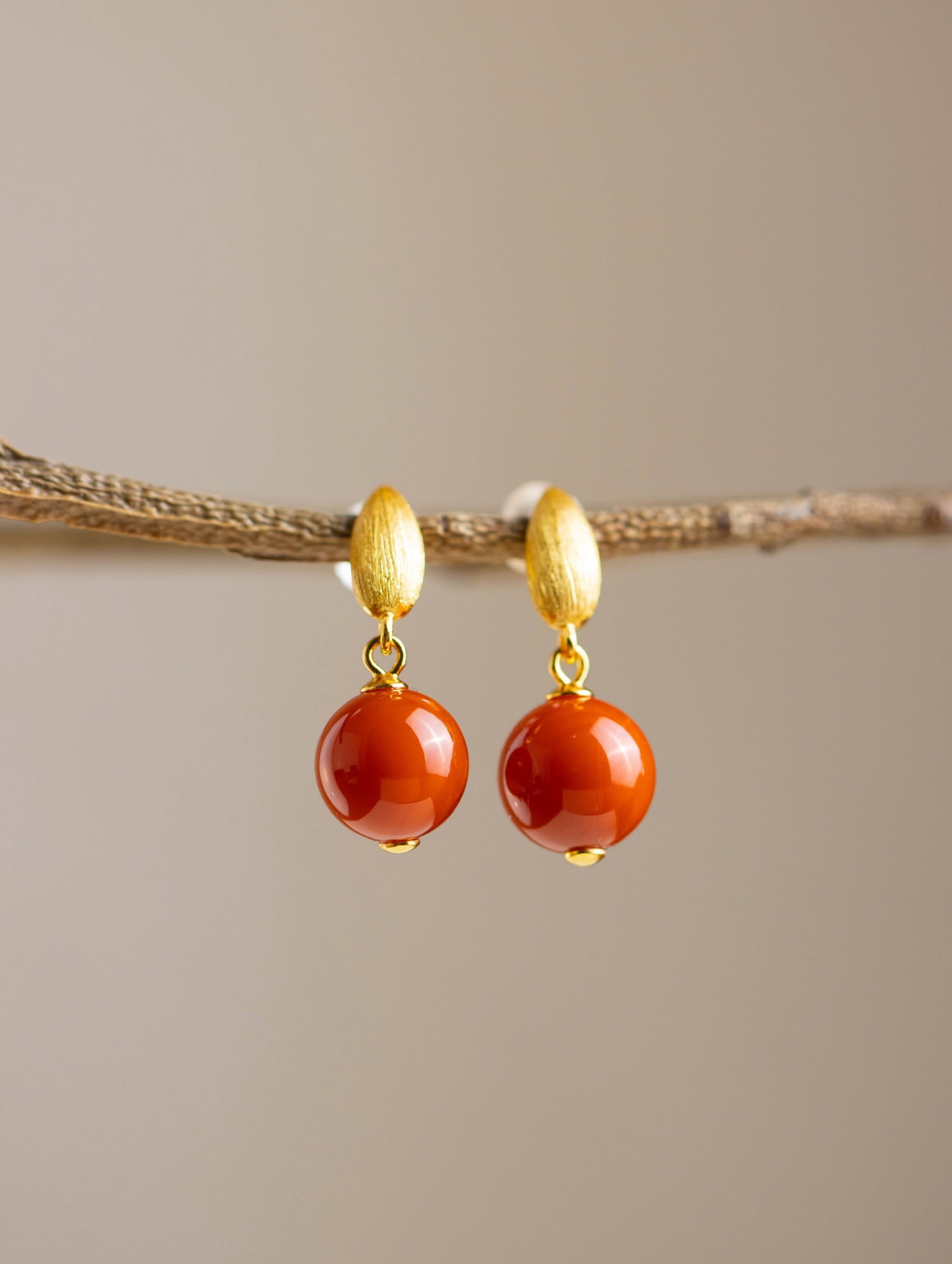 A Pair of Exquisite Sterling Silver-Gold Plated Inlaid Agate Earrings: A Pair of Exquisite Sterling Silver-Gold Plated Inlaid Agate Earrings 一对纯银镀金镶玛瑙耳环