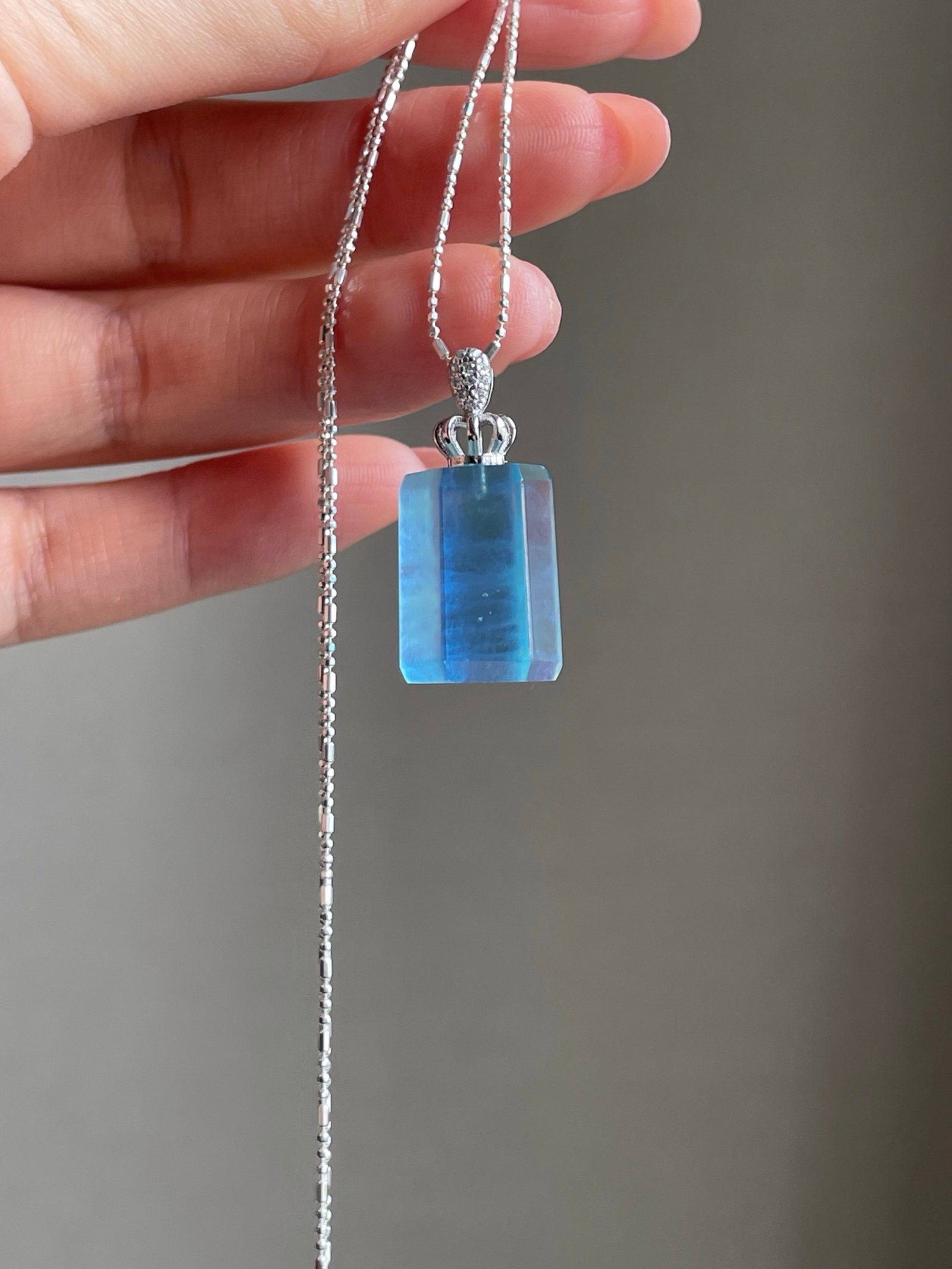 An Exquisite Sterling Silver Inlaid Aquamarine Pendant: An Exquisite Sterling Silver Inlaid Aquamarine Pendant,Size:17.5mmx11.5mmx11.5mm,Weight:5.8g 纯银镶海蓝宝吊坠