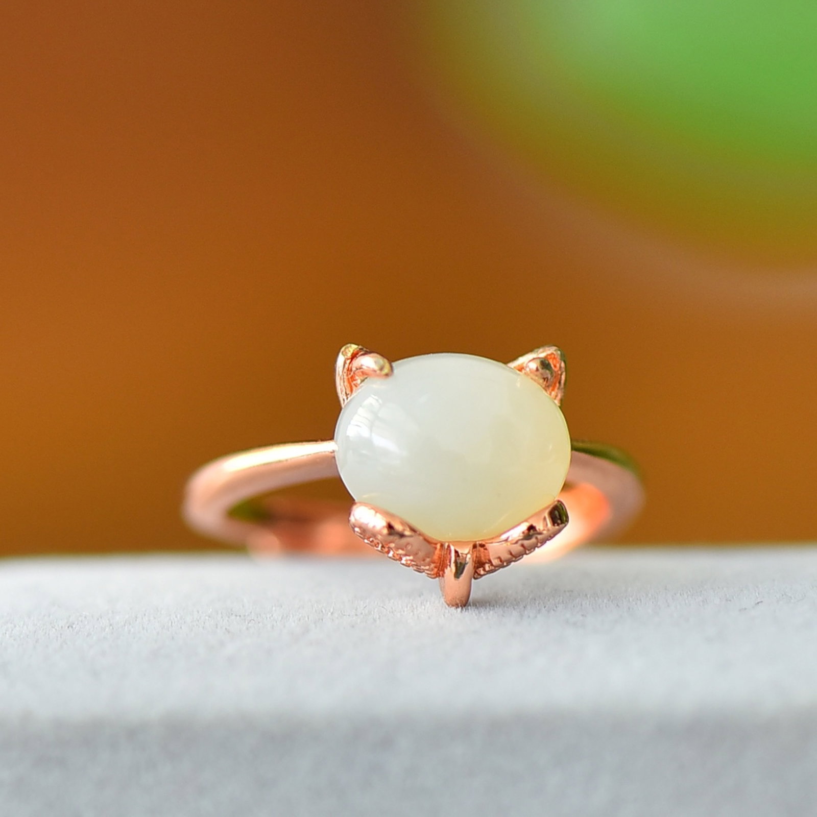 An Exquisite Bronze Inlaid White Jade Ring: An Exquisite Bronze Inlaid White Jade Ring,Size:8mmx10mm 铜镶白玉戒指