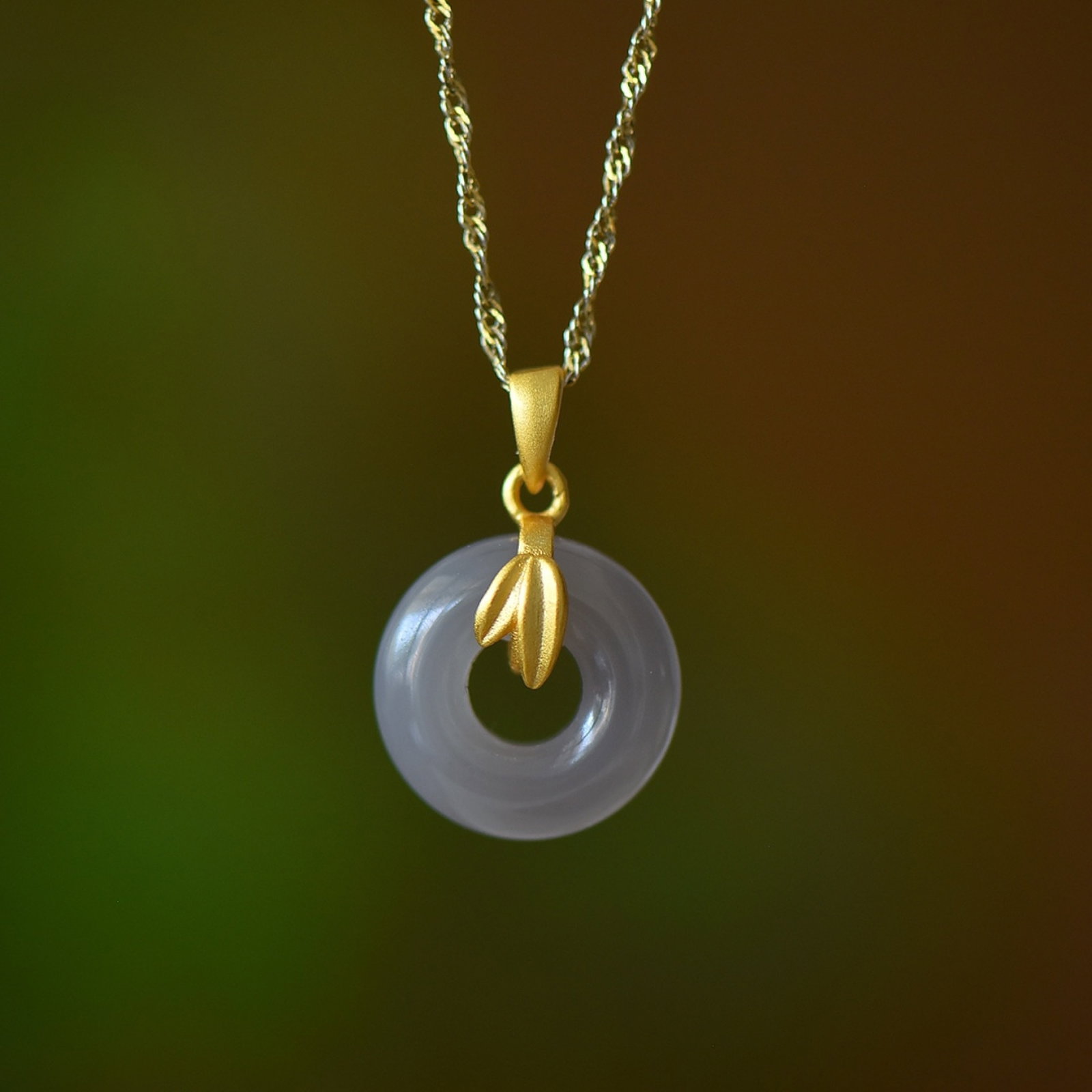 An Exquisite Sterling Silver-Gold Plated Inlaid Hotan Jade Pendant: An Exquisite Sterling Silver-Gold Plated Inlaid Hotan Jade Pendant Size:15mmx15mm 纯银镀金镶和田玉吊坠